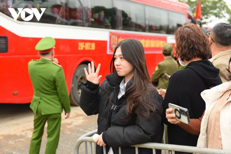 Một cô gái tại xã Gia Lâm bịn rịn tiễn người thân lên đường. 