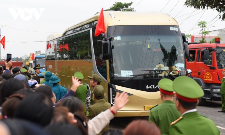 Các thanh niên ưu tú lên đường thực hiện nghĩa vụ trong vòng tay chào mừng của người dân. 