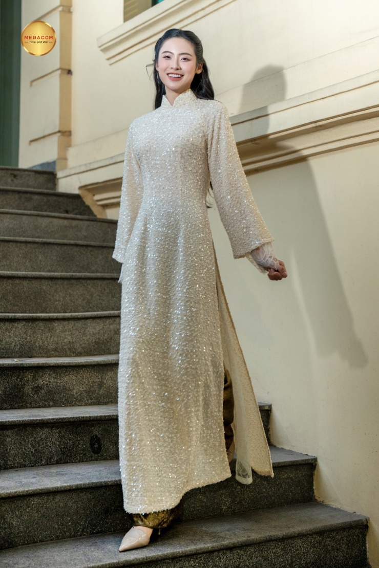 Thần thái tự tin, nụ cười tươi tắn cùng phong cách thời trang thanh lịch tiếp tục là điểm cộng lớn giúp cô ghi điểm trong mắt công chúng.