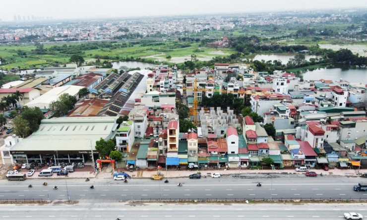 Theo ghi nhận của PV Tiền Phong, dự &aacute;n NƠXH Sunrise Home nằm trong ng&otilde; v&agrave;o khu tập thể X&acirc;y lắp số 7, c&aacute;ch đường quốc lộ 1A khoảng 50m, bao quanh dự &aacute;n l&agrave; c&aacute;c con ng&otilde; của tiểu khu.