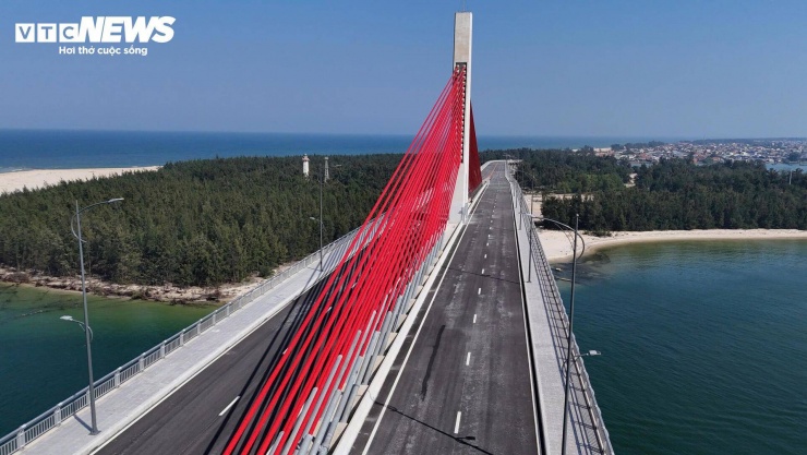 Ghi nhận của PV Báo Điện tử VTC News đến đầu tháng 3/2026, toàn bộ các hạng mục của công trình cầu vượt cửa biển Thuận An cơ bản hoàn thiện.
