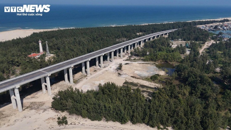 Dự án được khởi công từ cuối tháng 3/2022, dự án có tổng chiều dài hơn 7,7km, trong đó phần cầu dài khoảng 2,36km. Công trình gồm bốn làn xe cơ giới và hai làn xe thô sơ, đóng vai trò kết nối liên hoàn các tuyến đường ven biển, phục vụ phát triển hạ tầng, du lịch, đô thị của TP Huế.