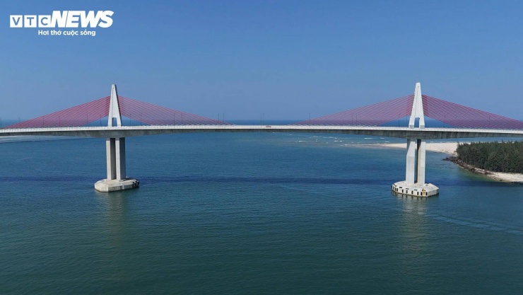 Cầu dài và có độ cao ấn tượng nằm vắt ngang vùng cửa biển rộng và thoáng nên đứng cách xa hàng cây số vẫn dễ dàng nhìn thấy công trình.