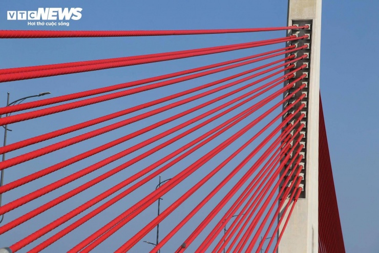 Điểm nổi bật của cây cầu là hệ thống dây văng màu đỏ, neo trên hai trụ chính hình chữ A vươn cao giữa cửa biển.