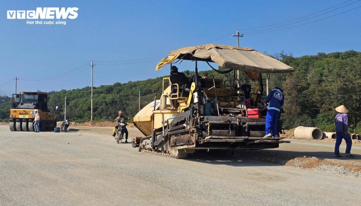 Mặc dù công trình cầu hoàn thiện, đảm bảo kỹ thuật nhưng do đường dẫn lên cầu vẫn còn vướng mặt bằng, chưa thể hoàn thiện nên chưa thể thông xe.