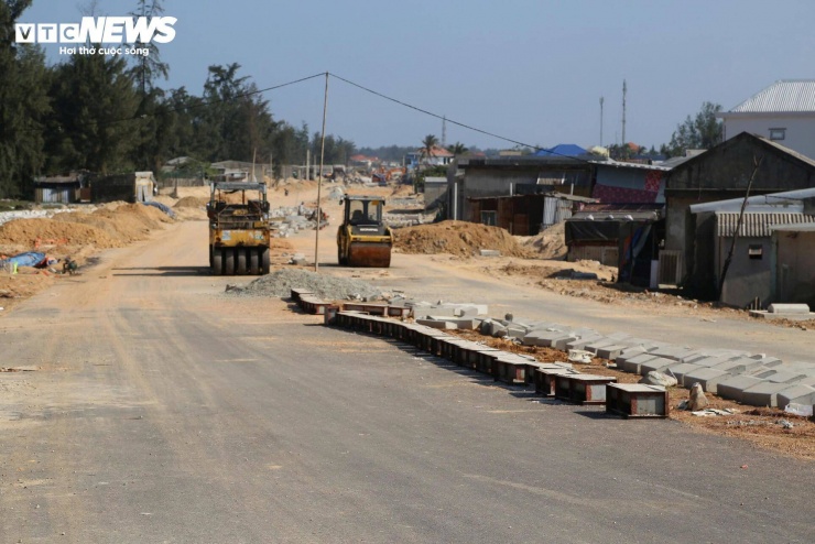 Đường dẫn lên cầu đoạn phía Nam còn khá ngổn ngang, nhiều hộ dân đang trong quá trình bàn giao mặt bằng. Đoạn này có chiều dài 2,19km, dự kiến thi công kéo dài đến quý II năm nay, với điều kiện được bàn giao toàn bộ mặt bằng sớm.