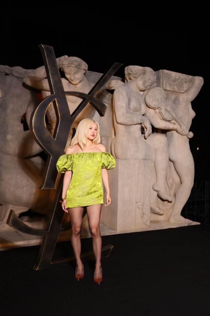 Theo Nate, khi bước vào hội trường, Rosé được chào đón bằng một loạt ánh đèn flash nhấp nháy, Khán giả hô vang tên cô, gây nên sự náo động. Cô thân thiện đáp lại những lời chào của các phương tiện truyền thông nước ngoài.