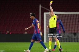 Xe bus chở cầu thủ Atletico bị ném vỡ kính, CĐV Barcelona để lại ấn tượng xấu