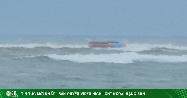 Tàu cá chở 7 người bị sóng đánh chìm khi ra cửa biển Nhật Lệ, Quảng Trị