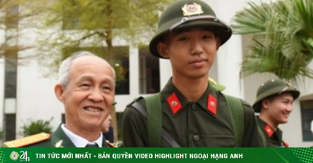 Đại úy 69 tuổi xúc động tiễn cháu nội lên đường nhập ngũ tại Hà Nội