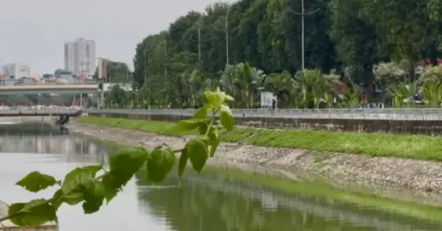 Sông Tô Lịch bất ngờ trong xanh trở lại, gây ngỡ ngàng