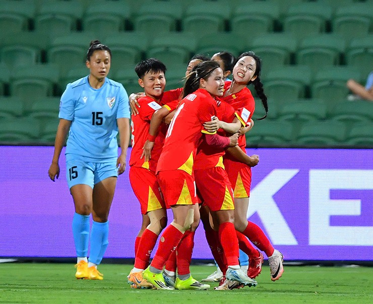 ĐT nữ Việt Nam ăn mừng chiến thắng nghẹt thở trước Ấn Độ.