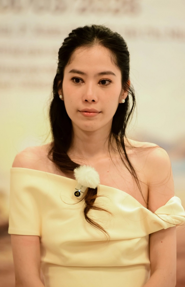 Nam Em tham gia casting phim điện ảnh. Thời gian qua, cô vướng ồn ào tình cảm với bạn trai.