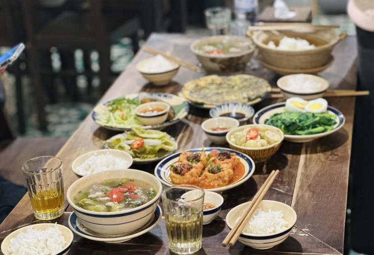 Bạn không nên ăn quá nhiều vào bữa tối sẽ tạo áp lực lên dạ dày. Ảnh minh họa: Ban Mai