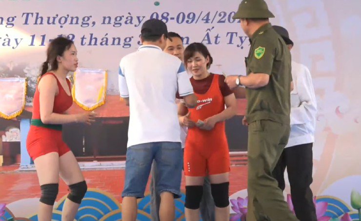 Kim Anh (đô vật đứng giữa) nổi bật với phong cách thi đấu quyết liệt, thường góp mặt ở nhiều sới vật lớn nhỏ miền Bắc