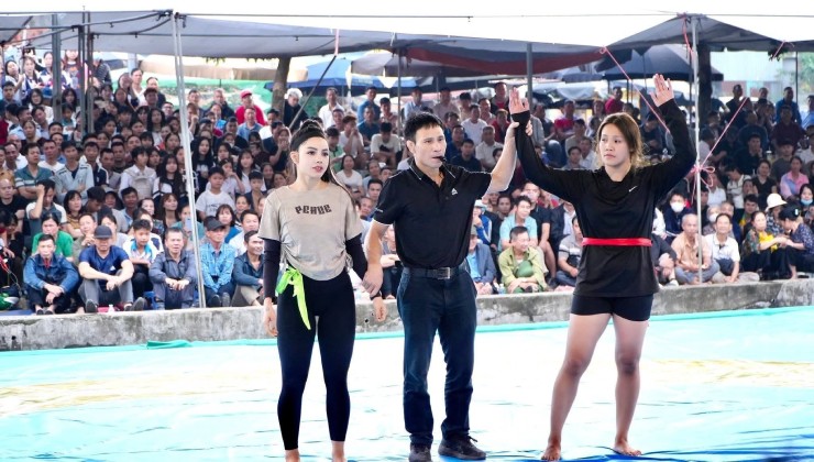 Vân Trang (đai xanh) chỉ chịu thua khi vật đối thủ giàu kinh nghiệm và hơn cô tới 10kg