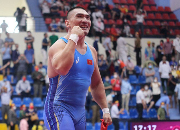 Hiếu “khổng lồ” lên tiếng bảo vệ Hương Khánh Ly