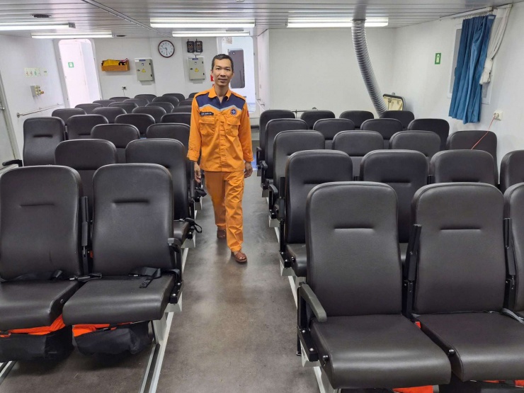 Khu vực y tế được trang bị đầy đủ máy móc để sơ cứu và cấp cứu bệnh nhân.