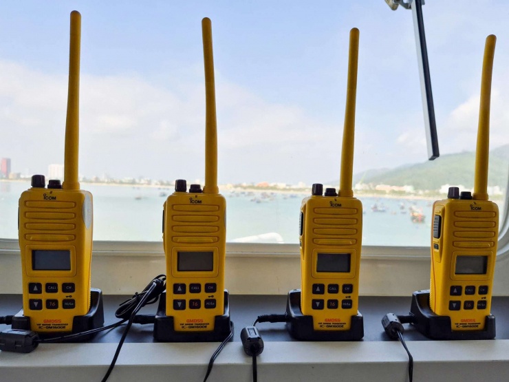 Tàu được trang bị các thiết bị truyền dẫn vệ tinh hiện đại, đảm bảo kết nối thông suốt với đất liền.