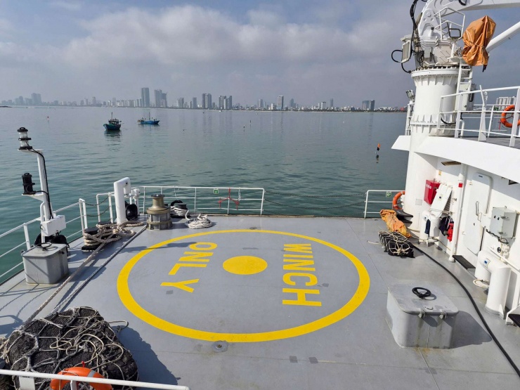 Tàu được trang bị các thiết bị truyền dẫn vệ tinh hiện đại, đảm bảo kết nối thông suốt với đất liền.