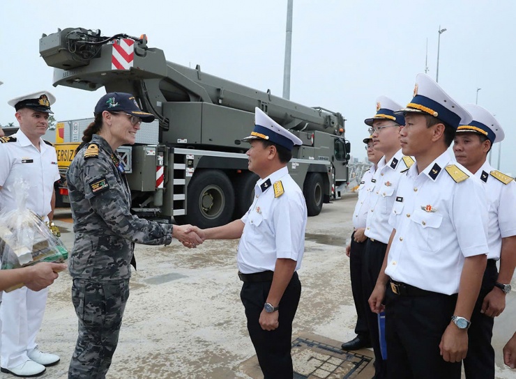 Đại tá Bernadette Alexander, Chỉ huy trưởng Căn cứ Hải quân Coonawarra đón tàu 016-Quang Trung và đoàn công tác
