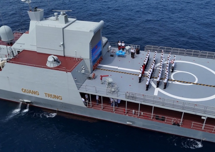 Tàu 016-Quang Trung ghi dấu ấn đi qua đường xích đạo