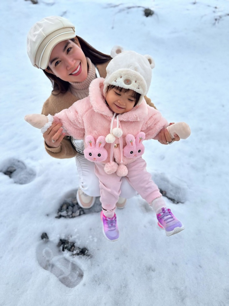 Ảnh sao 6/3: Vợ cầu thủ Duy Mạnh gọi mình là 'cô gái quê mùa' - 4