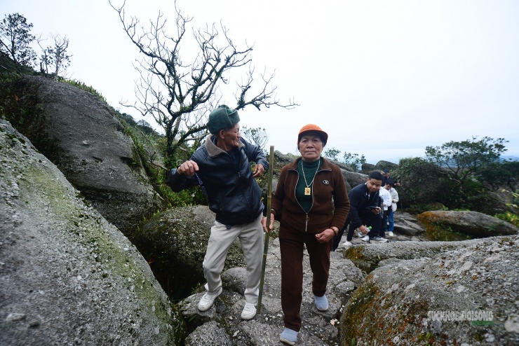 Hai cụ động viên nhau giữa đoạn đường dốc.