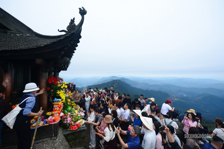 Chùa Đồng đông người dâng hương, phía sau là trùng điệp núi non.