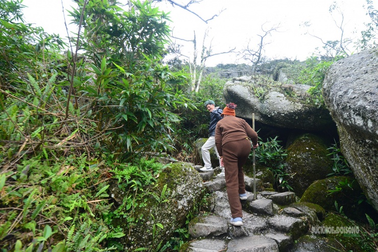 Men theo lối mòn giữa những khối đá lớn trên đường lên đỉnh.