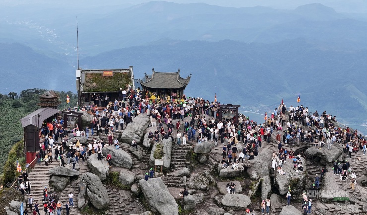 Toàn cảnh khu trung tâm Yên Tử nhìn từ trên cao.