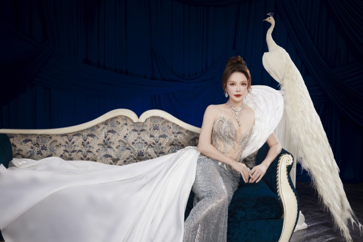 Bộ ảnh được thực hiện với tông trắng - xanh chủ đạo, cũng là màu nhận diện của Miss Cosmo. Đội ngũ khai thác hình ảnh tự tin của những người phụ nữ lãnh đạo thông qua hình ảnh chim công kiêu hãnh.