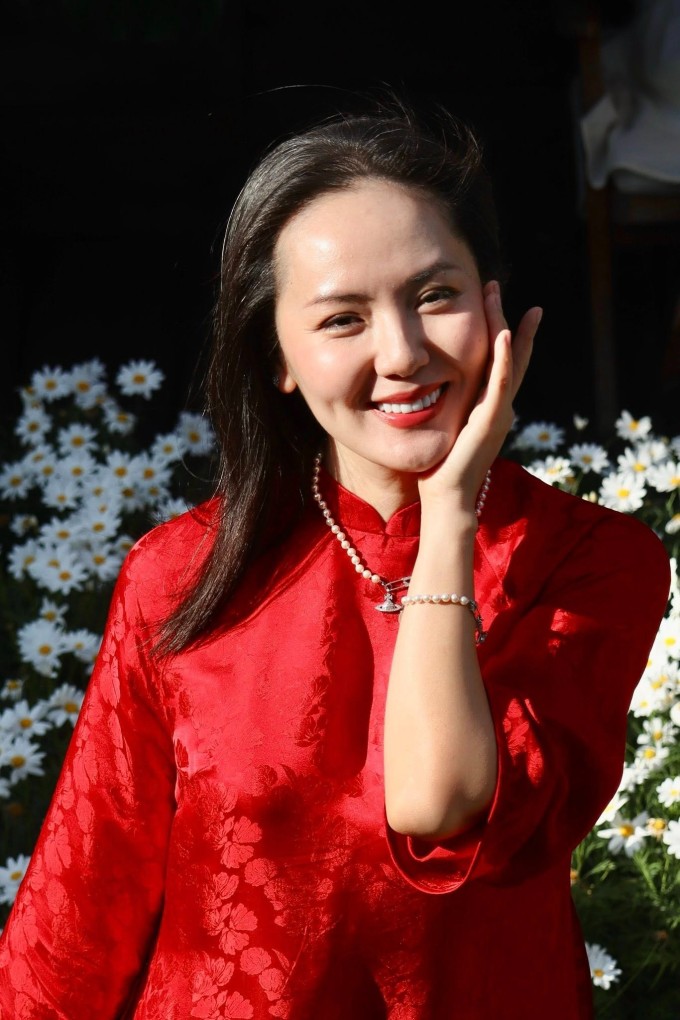 Phương Linh thường xuyên được khen xinh đẹp, trẻ trung hơn độ tuổi tứ tuần.