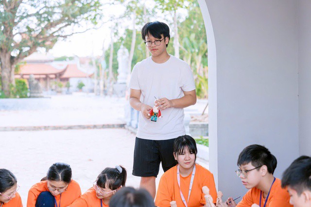 Dự án AI LittleHands của Hiếu được khơi nguồn từ chính những buổi cùng các em nhỏ khiếm thính tỉ mẩn gọt giũa từng con rối gỗ.