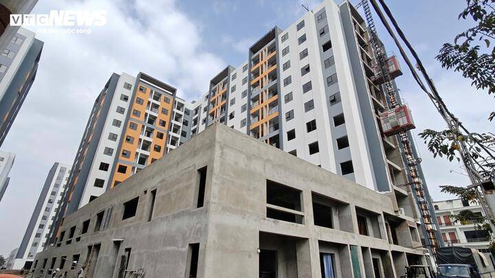 Nhà ở xã hội Tùng Bách vẫn đang trong giai đoạn hoàn thiện. (Ảnh chụp ngày 30/1/2026).