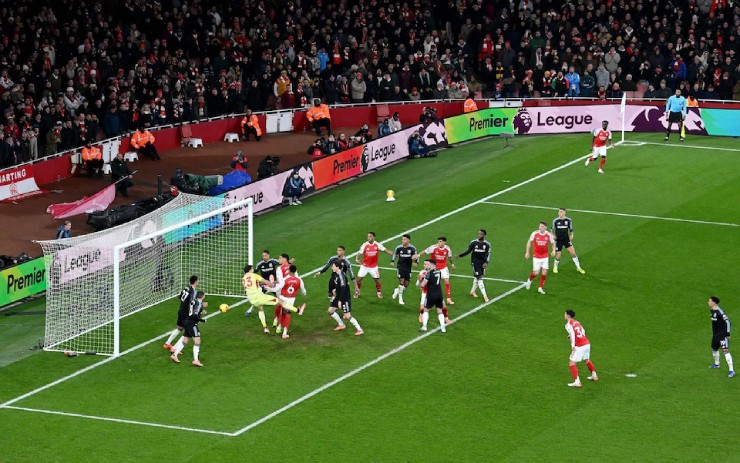Những chiêu trò, những chiến thắng xấu xí đang giúp Arsenal tiến gần hơn tới ngôi vương