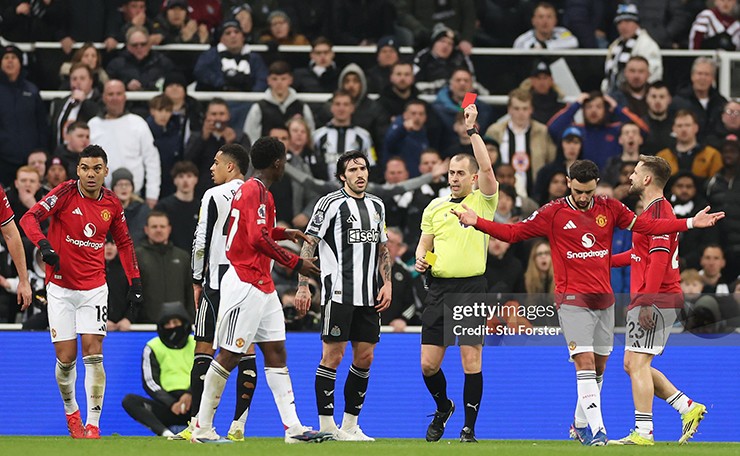 Man Utd vẫn giữ vị trí thứ 3 trên BXH sau trận thua trước Newcastle