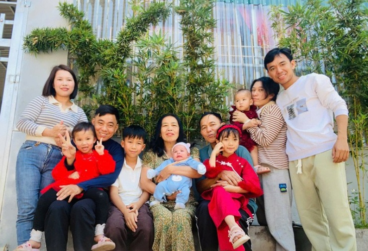 Vợ chồng anh Thành (ngoài cùng bên trái) và vợ chồng anh Lâm (ngoài cùng bên phải) bên bố mẹ ruột của hai anh