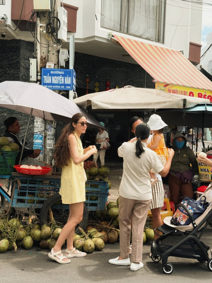 Sao Thái mê nước dừa, khen bánh căn Nha Trang - 3