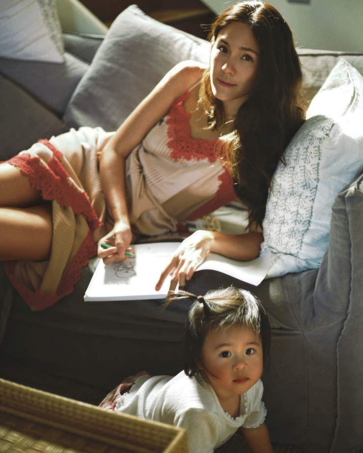 Vợ chồng Pokchat Thiamchai thưởng thức món bánh căn hải sản ở Nha Trang