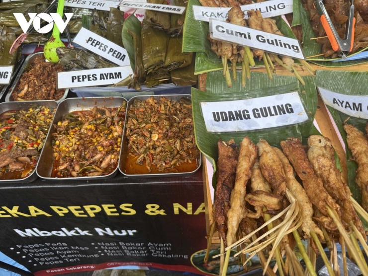 Các món ăn truyền thống của Indonesia được bày bán tại khu chợ