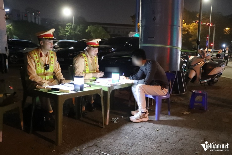 Tài xế vi phạm nồng độ cồn, 3 ô tô bị CSGT Hà Nội niêm phong trong đêm - 5