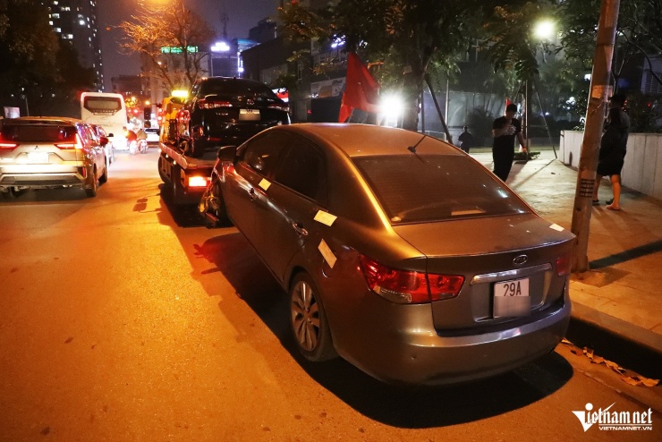 Tài xế vi phạm nồng độ cồn, 3 ô tô bị CSGT Hà Nội niêm phong trong đêm - 6