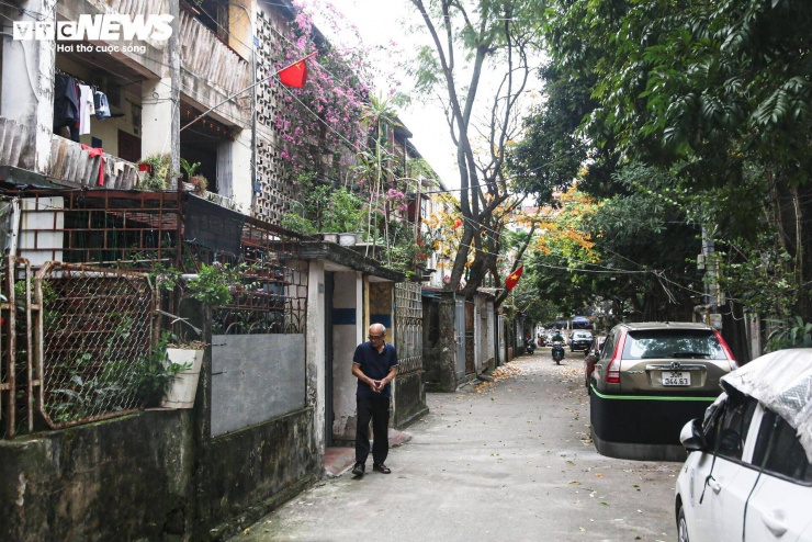 Ông L.V.T. cho biết gia đình ông chuyển về sinh sống tại đây từ cuối những năm 1970, và tình trạng xuống cấp của khu nhà đã kéo dài nhiều năm. “Mỗi khi mưa lớn là nước dột từ mái xuống. Gia đình tôi đã tự sửa vài lần nhưng chỉ khắc phục tạm thời. Vì cả dãy nhà đều cũ nên việc sửa riêng lẻ cũng không cải thiện được nhiều”, ông T. nói