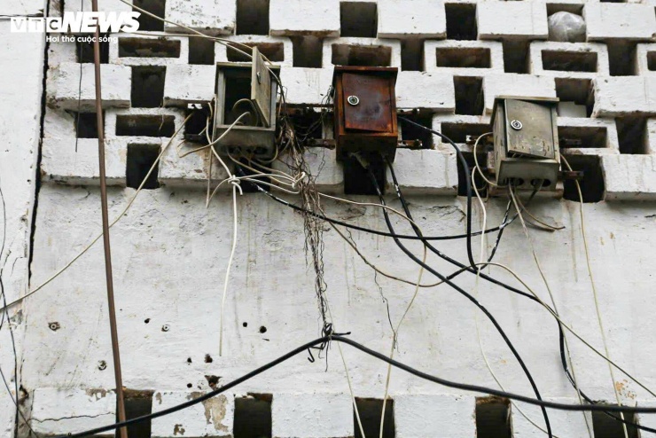 Hệ thống điện và cấp thoát nước của khu tập thể cũng đã lạc hậu sau nhiều năm sử dụng. Công trình hiện chưa được trang bị đầy đủ các thiết bị phòng cháy chữa cháy theo tiêu chuẩn mới, khiến nhiều cư dân không khỏi lo lắng về vấn đề an toàn.