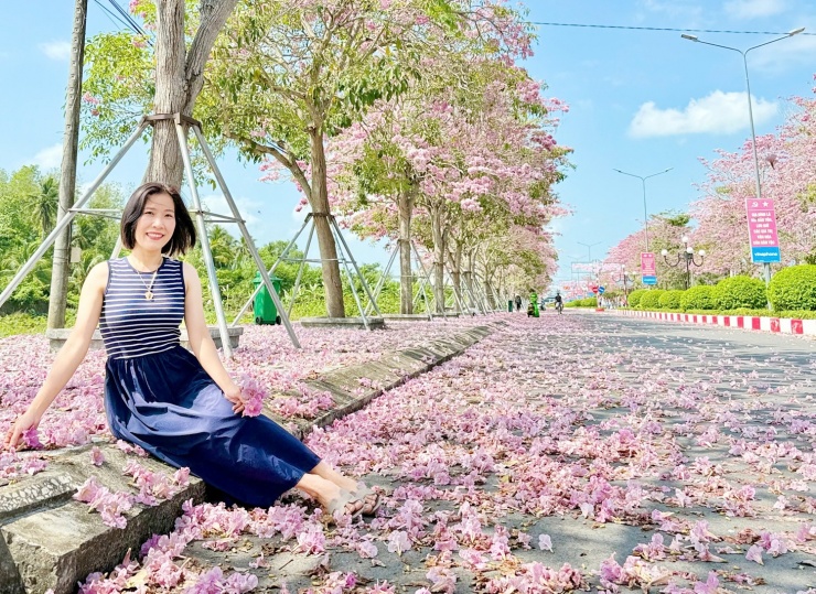 Du khách mê mẩn với hoa kèn hồng ở Cần Thơ - 4