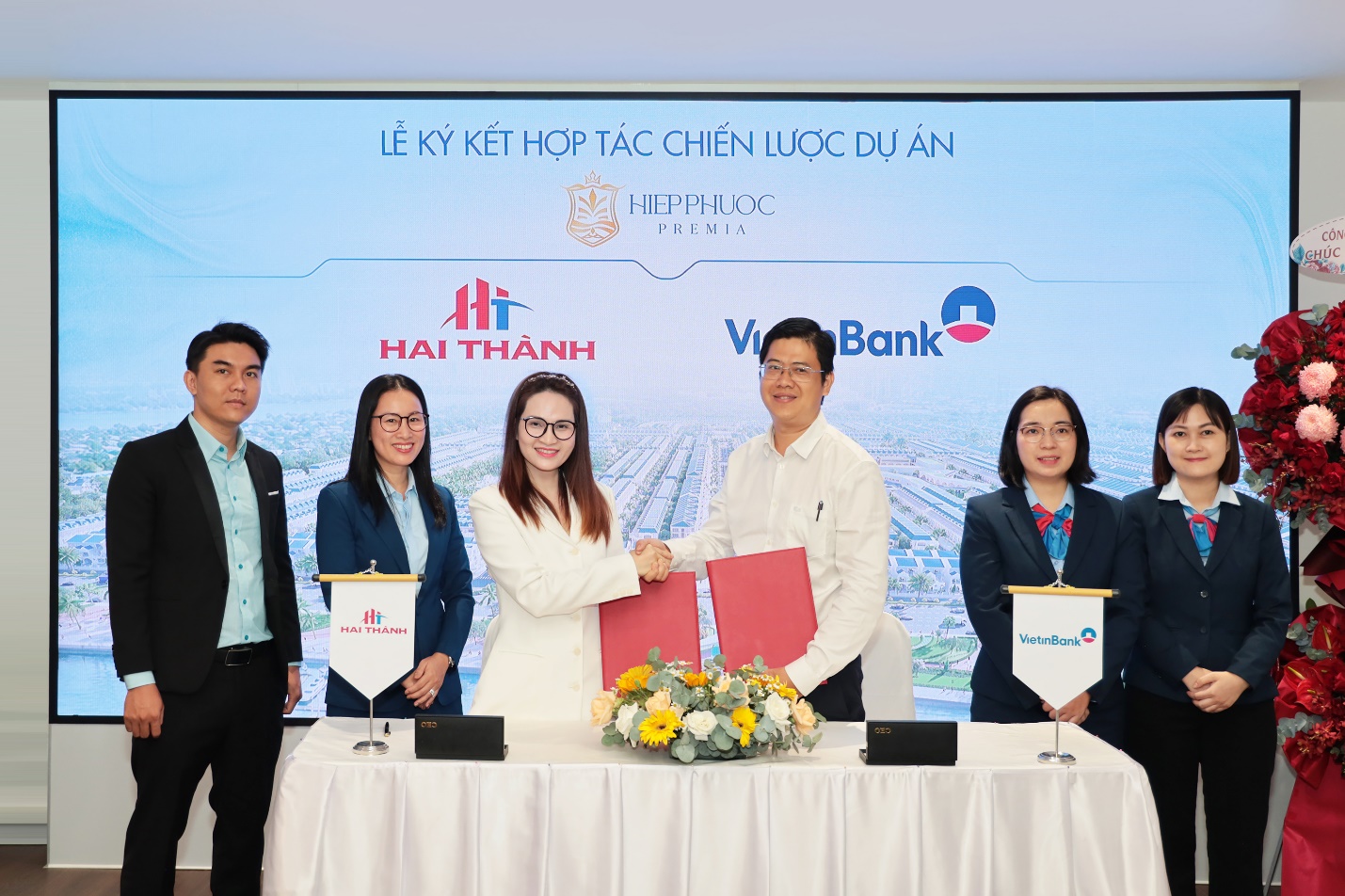 Hai Th&agrave;nh ch&iacute;nh thức k&yacute; kết hợp t&aacute;c chiến lược với đối t&aacute;c trong lĩnh vực t&agrave;i ch&iacute;nh - Ng&acirc;n h&agrave;ng TMCP C&ocirc;ng thương Việt Nam (VietinBank) - Chi nh&aacute;nh 5. (Ảnh: Quốc Dũng)