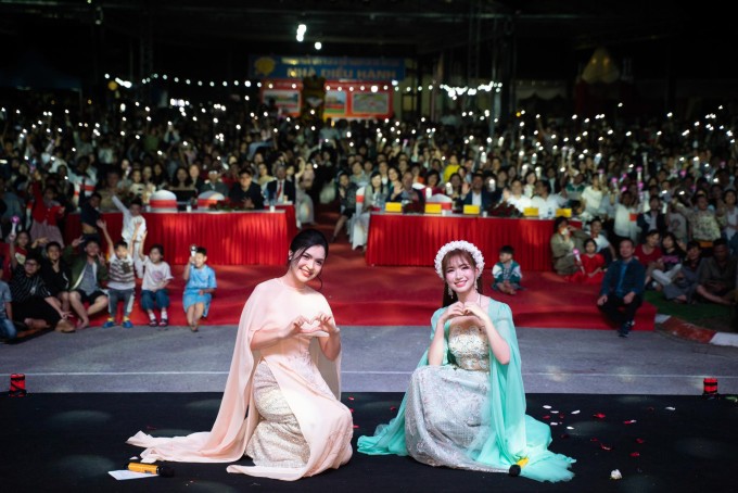 Hòa Minzy bên chị gái, MC Nguyễn Hằng.