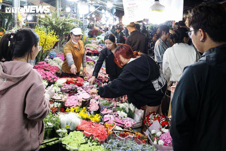 Nhiều tiểu thương cho biết giá hoa tươi năm nay tăng từng ngày.