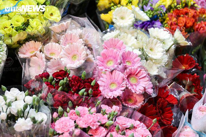 Hoa hồng - mặt hàng chủ lực trong dịp 8/3 - hiện được bán với giá 15.000 - 50.000 đồng mỗi bông. Hoa baby dao động 180.000 - 220.000 đồng/bó; hoa tulip khoảng 20.000 – 30.000 đồng/bông; trong khi hoa ly có giá từ 35.000 đến 80.000 đồng/cành. Đáng chú ý, hoa hồng nhung ghi nhận mức tăng khoảng 30 - 40% so với ngày thường, có loại nhập khẩu đắt đỏ lên đến hơn trăm nghìn đồng/bông.